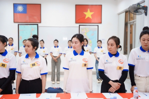 NHÀ MÁY HÂN DỤC THỊNH MIỄN PHÍ ĐÀI LOAN SẢN XUẤT ĐÈN Ô TÔ NHẬN 10 NAM NỮ ĐÀI NAM