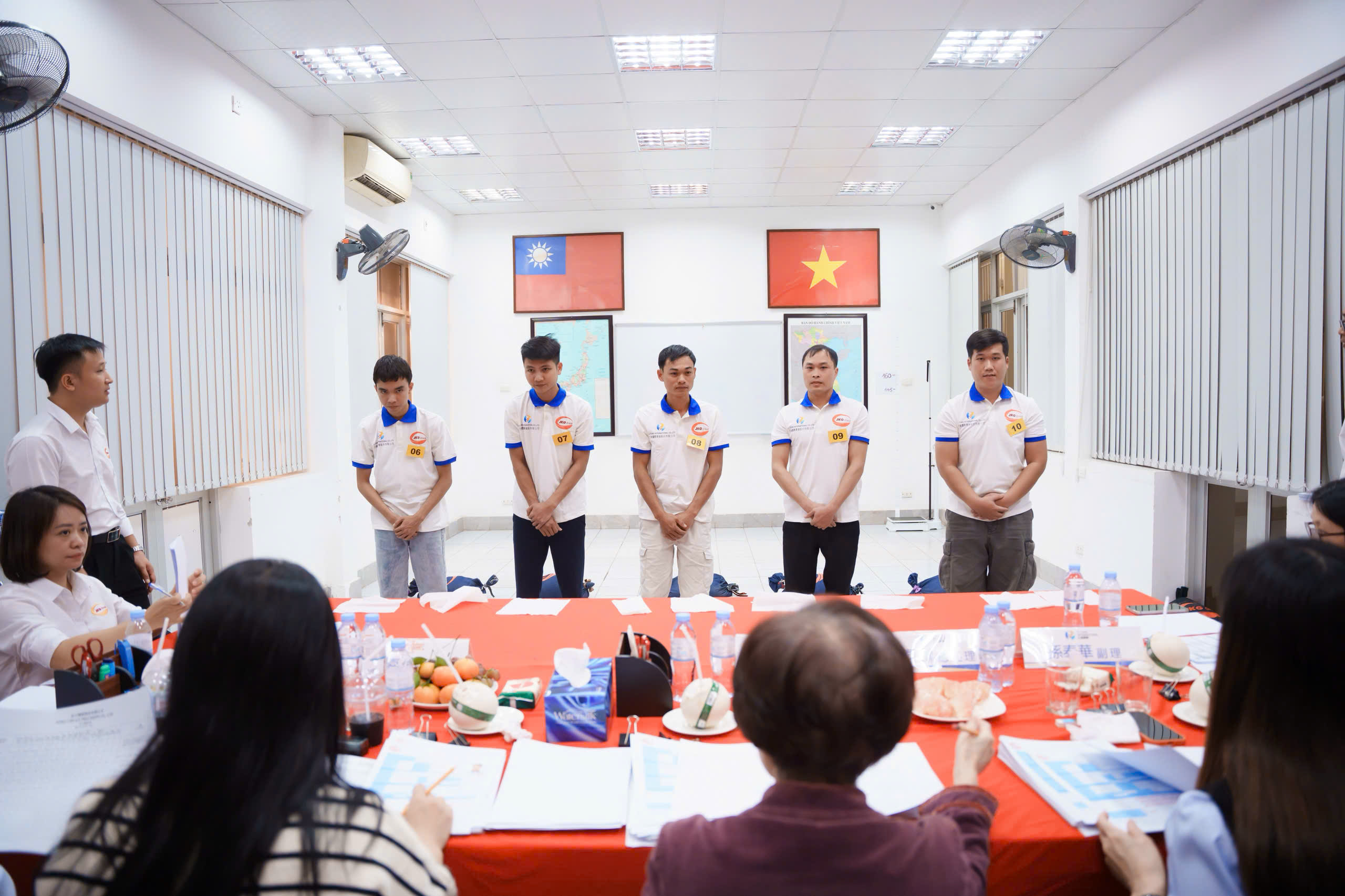 Đi xuất khẩu lao động (XKLĐ) Đài Loan cần chuẩn bị: Hộ chiếu (còn hạn >6 tháng), tư pháp số 2